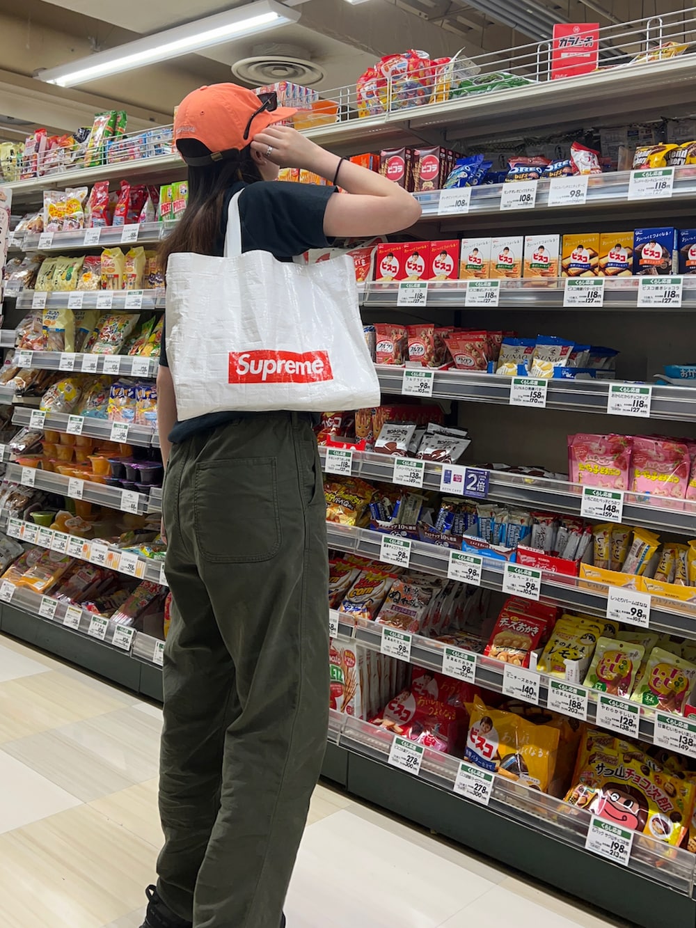 グリーン系のその他パンツ、ブラック系のスニーカー、ブラック系のTシャツ/カットソーを着用したレディースの夏コーディネートの2枚目の写真