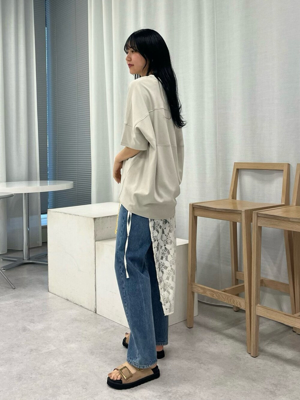 ベージュ系のTシャツ/カットソー、ホワイト系のスカート、ベージュ系のサンダルを着用したレディースの春コーディネートの2枚目の写真