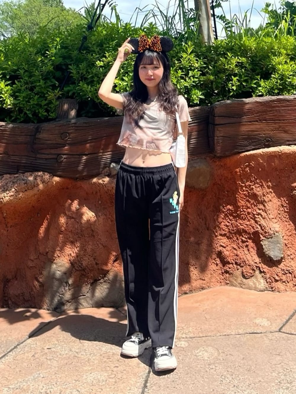 ブラック系のその他パンツ、ブラック系のその他パンツを着用したレディースの夏コーディネートの3枚目の写真