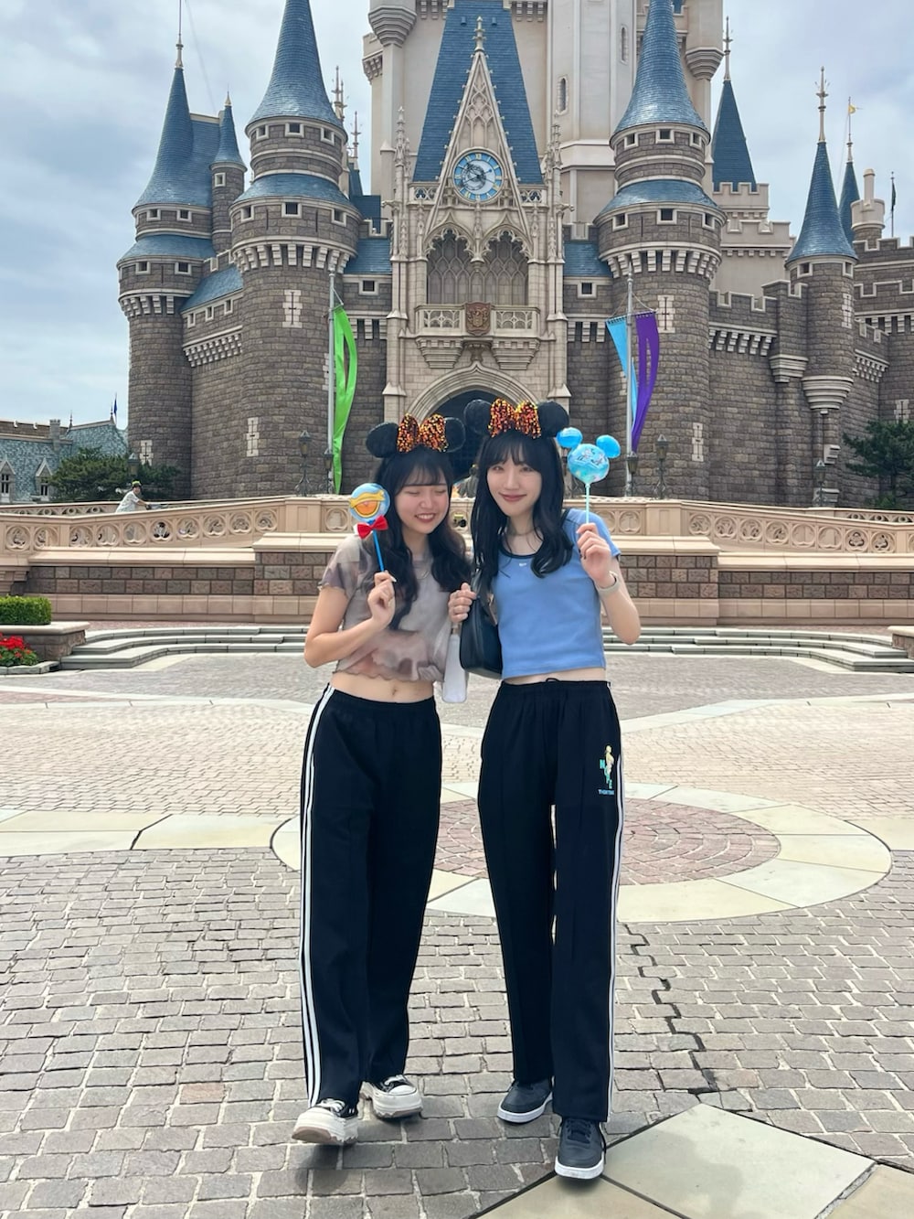 ブラック系のその他パンツ、ブラック系のその他パンツを着用したレディースの夏コーディネートの2枚目の写真