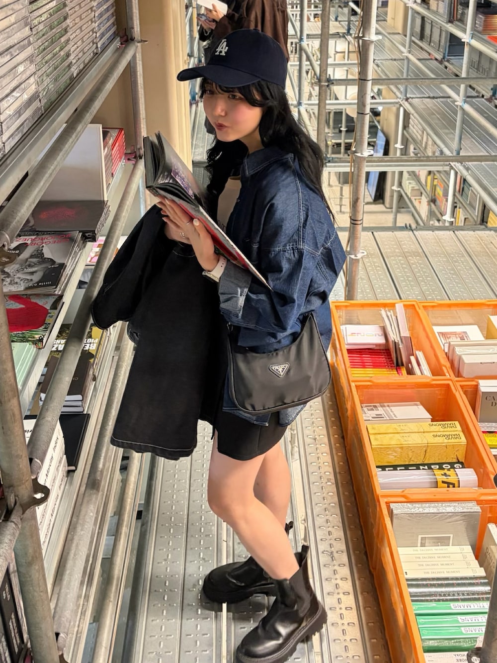 ブルー系のシャツ/ブラウスを着用したレディースの春コーディネートの2枚目の写真