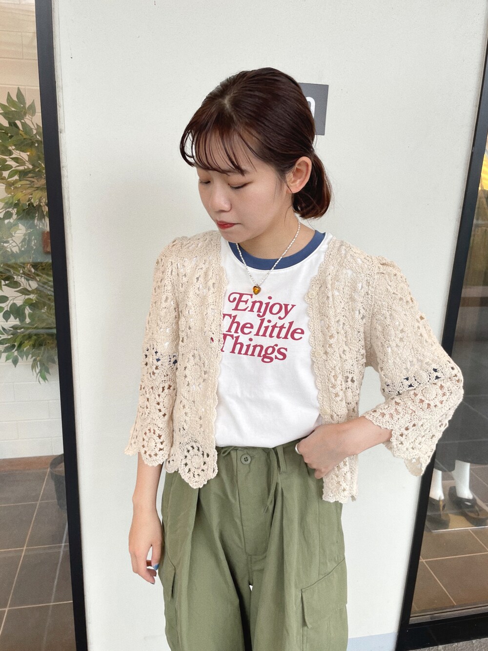 「カジュアル、ユニセックス、CPCM、シーピーシーエム、メンズライク、カーゴパンツ、ゆるコーデ、おしゃれさんと繋がりたい、クロシェ編み、ゆるパンツ、カジュアルコーデ、大人カジュアル、骨格ウェーブ、プチプラコーデ、オトナ女子」｜「CPCMのクロシェ編みパワショルニット（ニット/セーター、ベージュ系）」を使った、kaedeさん（レディース・159cm）の夏コーディネートの2枚目の写真
