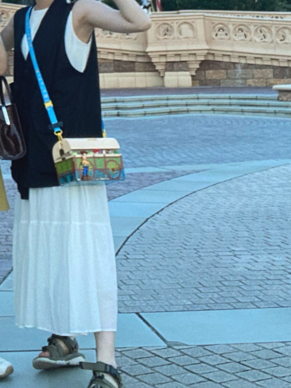 ブラック系のその他トップス、ホワイト系のワンピース、グリーン系のトートバッグを着用したレディースの秋コーディネートの2枚目の写真