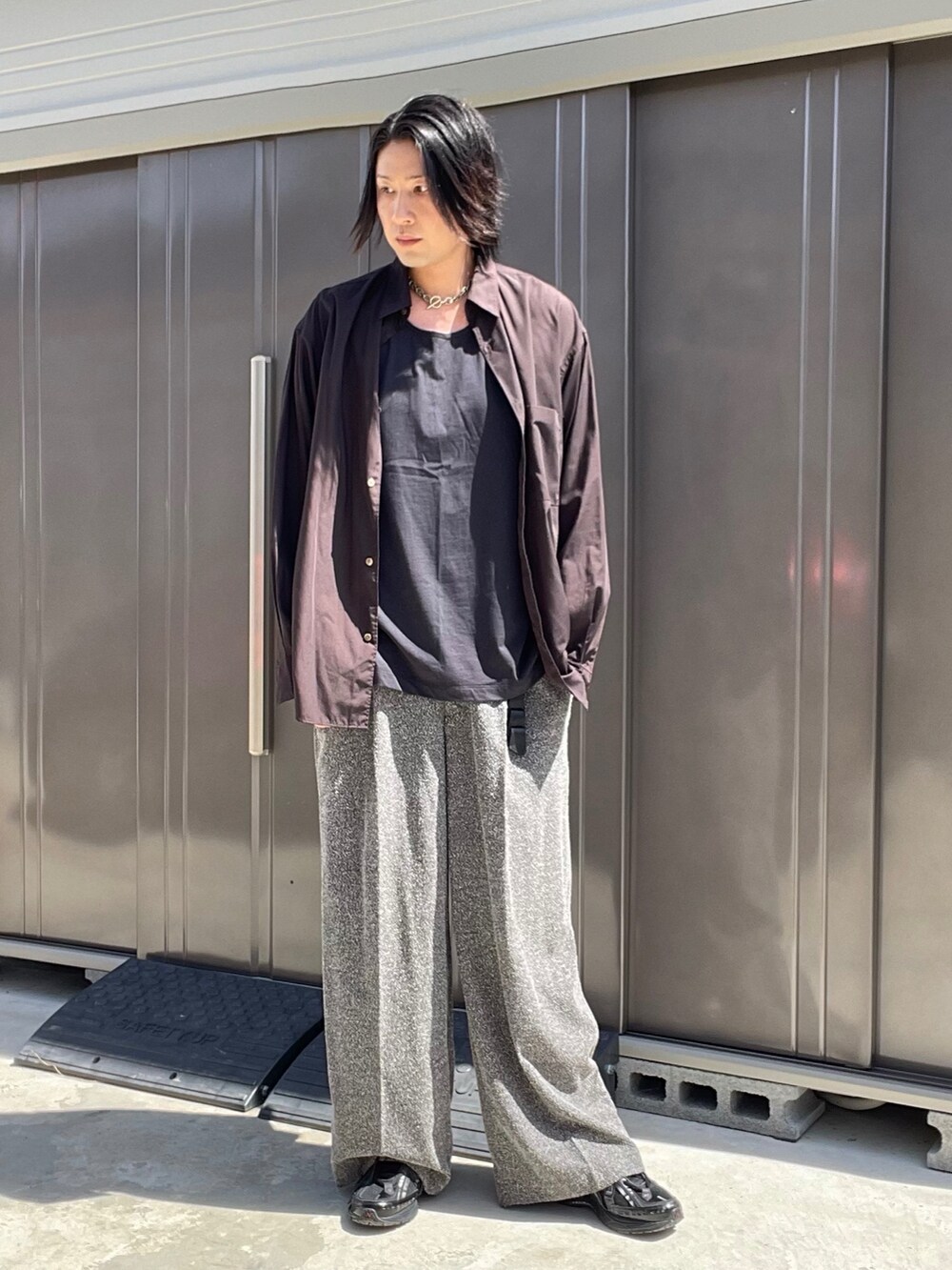 ブラウン系のシャツ/ブラウス、ブラック系のタンクトップ、グレー系のスラックスを着用したメンズの秋コーディネートの2枚目の写真