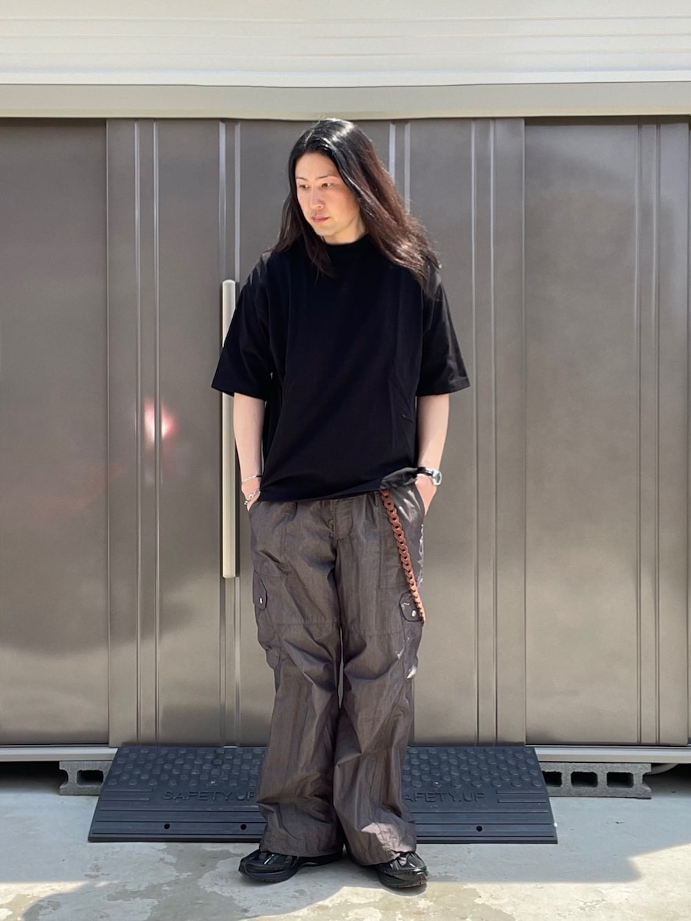 「夏ルックで気分アップ、WYM、Llife、ニューバランス、Tシャツ、カーゴパンツ、スニーカー、時計、オトナカジュアル、きれいめカジュアル、シンプルコーデ」｜「WYM LIDNMの【WYM LIDNM】HEAVY WEIGHT BASIC BIG-TEE/カットソー（Tシャツ/カットソー、グレー系）」を使った、suguruさん（メンズ・180cm）の夏コーディネートの2枚目の写真