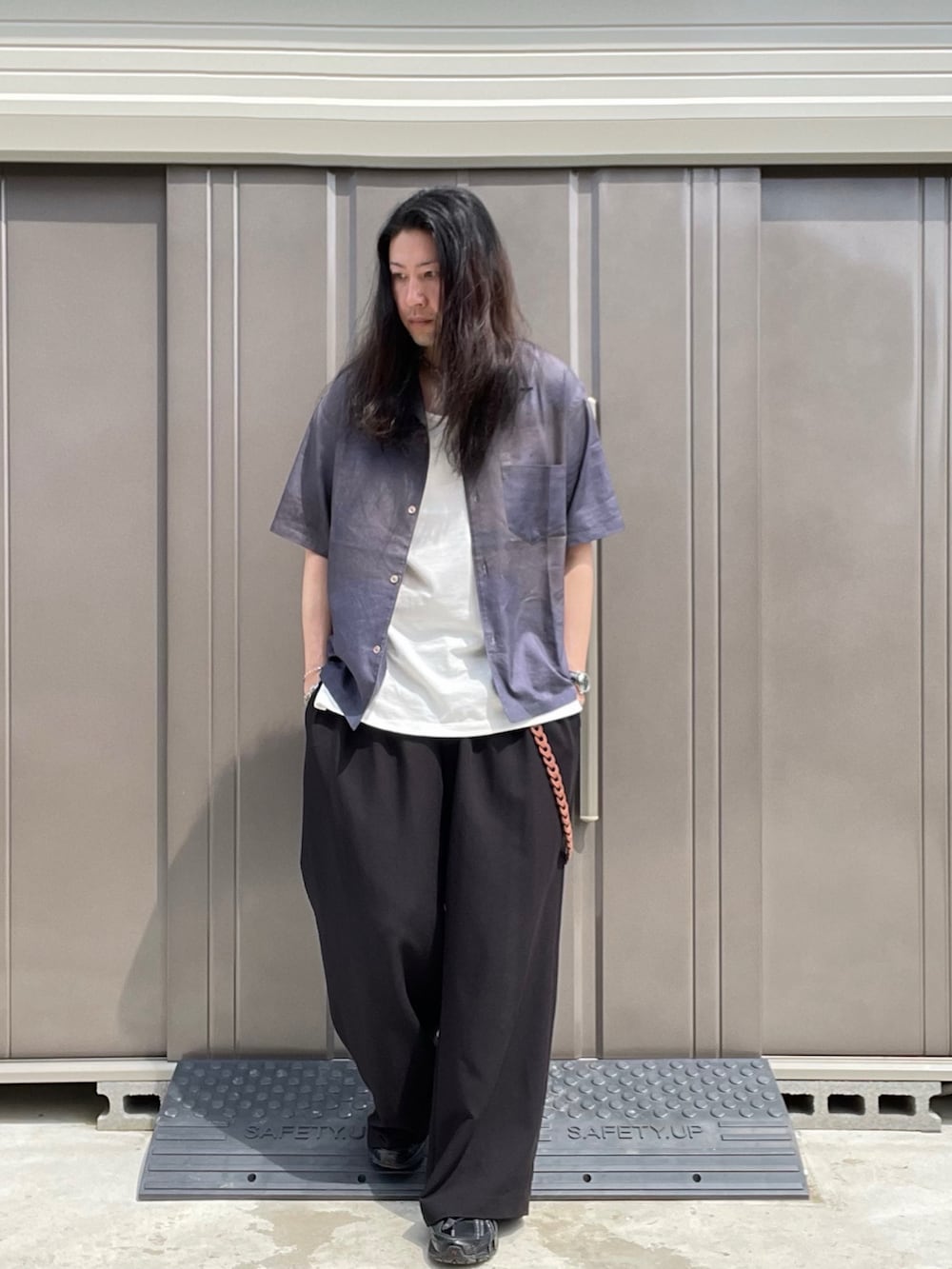 「WYM、Llife、ニューバランス、オープンカラーシャツ、タンクトップ、ウォレットコード、スニーカー、夏コーデ、モノトーン、レイヤードスタイル、シャツスタイル、大人コーデ」｜「WYM LIDNMのABSTRACT ART GRAPHIC H/S SHIRT（シャツ/ブラウス、ブラウン系）」を使った、suguruさん（メンズ・180cm）の夏コーディネートの2枚目の写真
