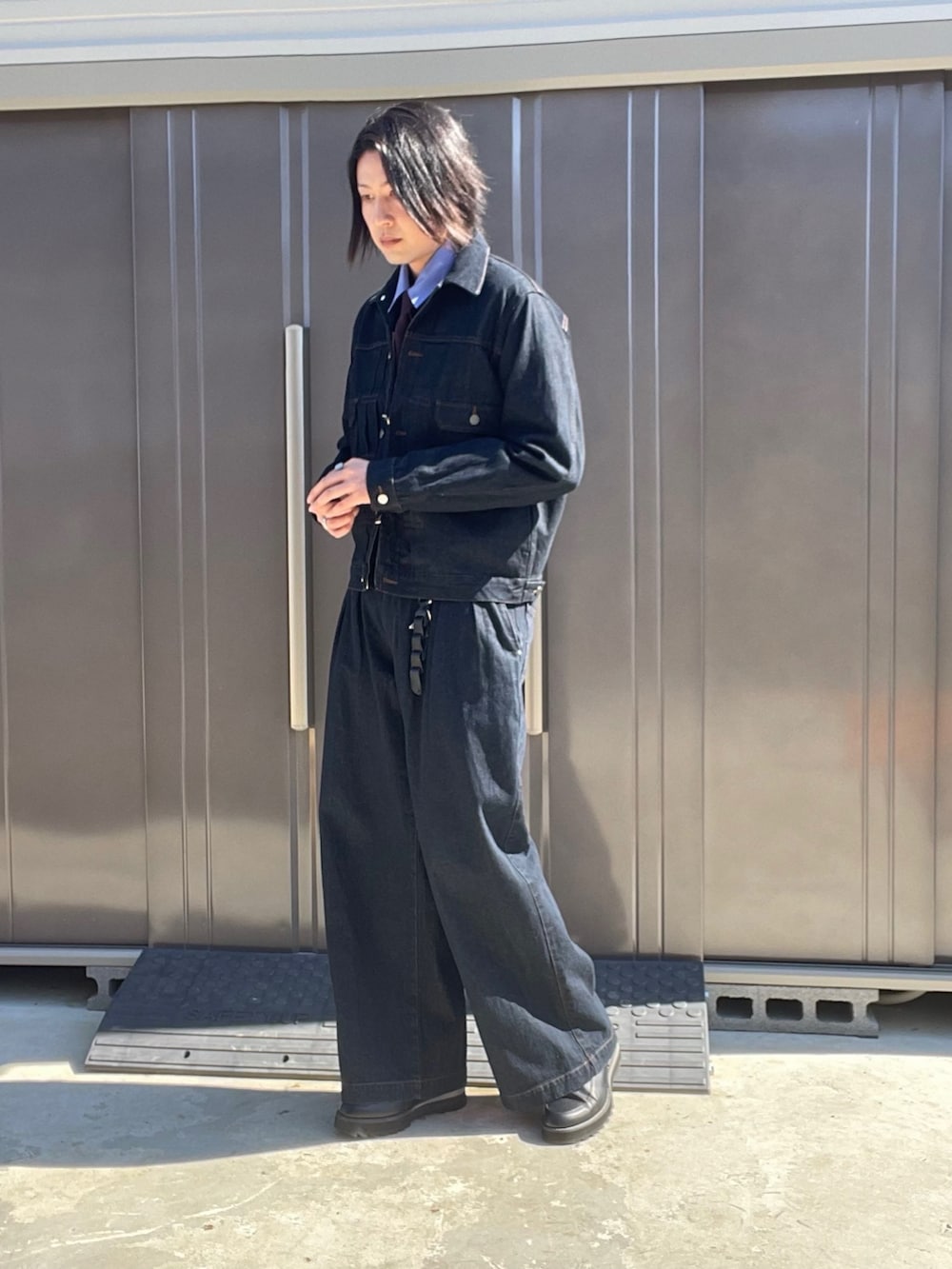 ブルー系のデニムジャケット、ブルー系のデニムパンツ、ブラック系のドレスシューズを着用したメンズの秋コーディネートの5枚目の写真