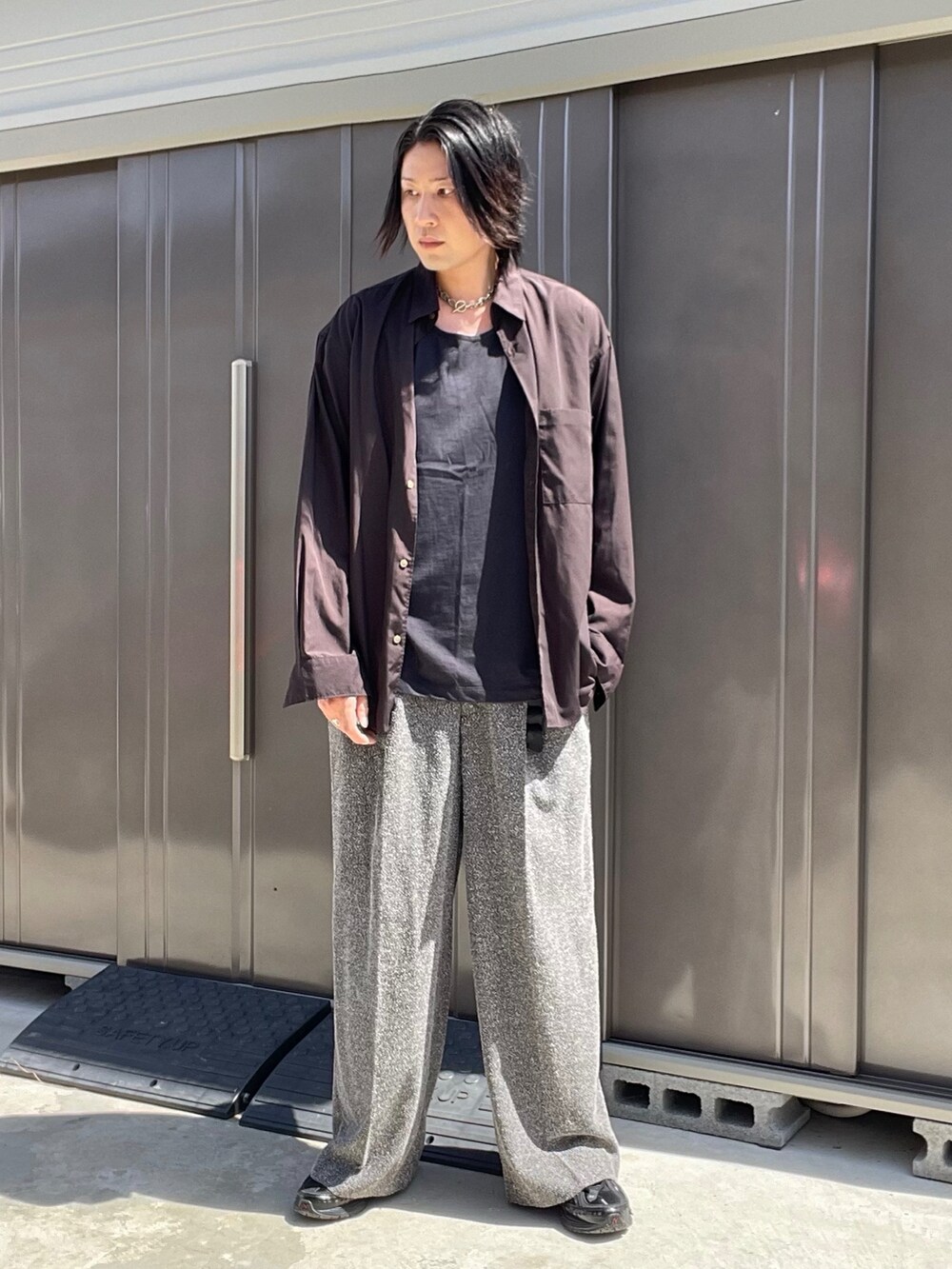 ブラウン系のシャツ/ブラウス、ブラック系のタンクトップ、グレー系のスラックスを着用したメンズの秋コーディネートの4枚目の写真