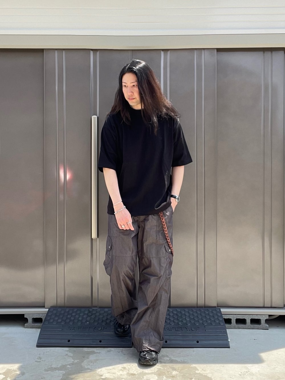 「夏ルックで気分アップ、WYM、Llife、ニューバランス、Tシャツ、カーゴパンツ、スニーカー、時計、オトナカジュアル、きれいめカジュアル、シンプルコーデ」｜「WYM LIDNMの【WYM LIDNM】HEAVY WEIGHT BASIC BIG-TEE/カットソー（Tシャツ/カットソー、グレー系）」を使った、suguruさん（メンズ・180cm）の夏コーディネートの4枚目の写真