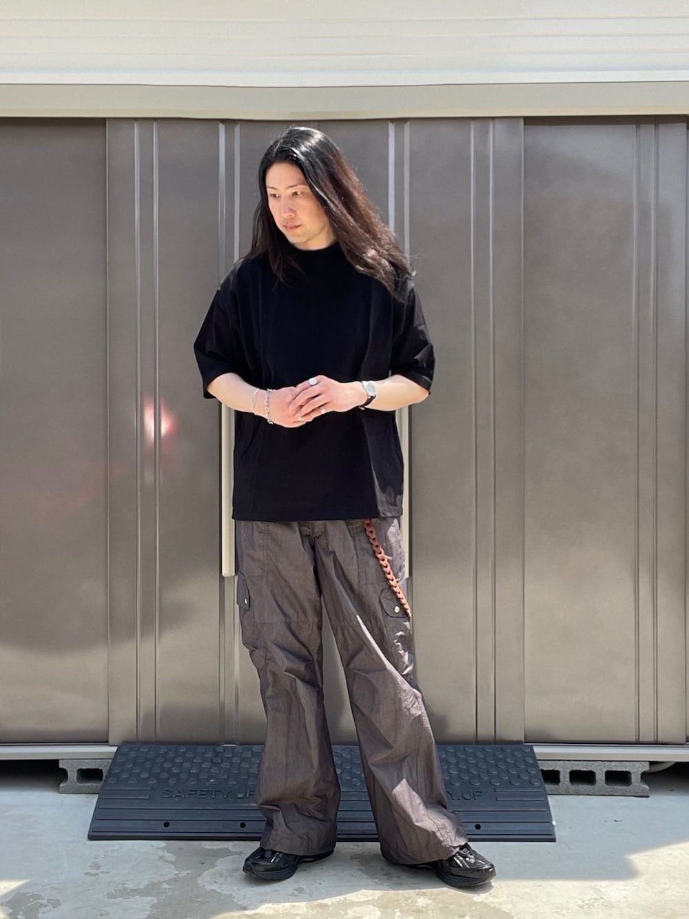 「夏ルックで気分アップ、WYM、Llife、ニューバランス、Tシャツ、カーゴパンツ、スニーカー、時計、オトナカジュアル、きれいめカジュアル、シンプルコーデ」｜「WYM LIDNMの【WYM LIDNM】HEAVY WEIGHT BASIC BIG-TEE/カットソー（Tシャツ/カットソー、グレー系）」を使った、suguruさん（メンズ・180cm）の夏コーディネートの3枚目の写真