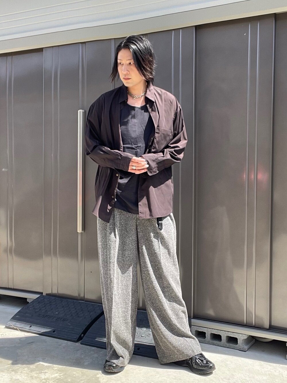 ブラウン系のシャツ/ブラウス、ブラック系のタンクトップ、グレー系のスラックスを着用したメンズの秋コーディネートの3枚目の写真