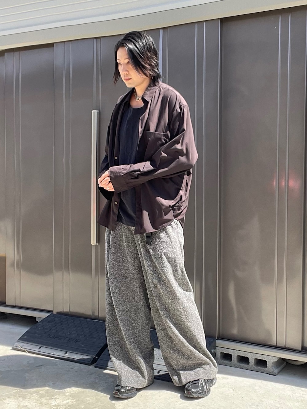 ブラウン系のシャツ/ブラウス、ブラック系のタンクトップ、グレー系のスラックスを着用したメンズの秋コーディネートの5枚目の写真