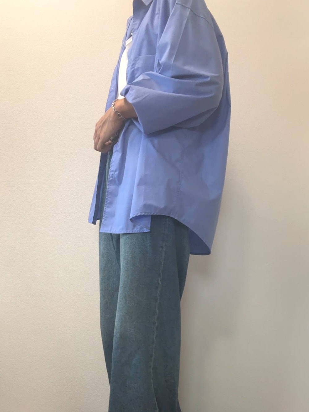 ホワイト系のタンクトップ、ブルー系のシャツ/ブラウス、ブルー系のデニムパンツを着用したメンズの夏コーディネートの3枚目の写真