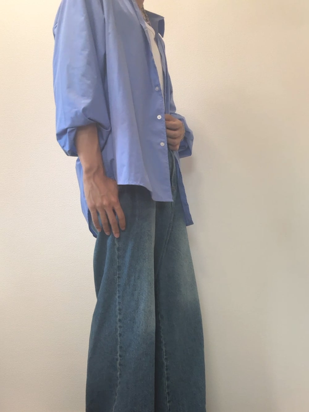 ホワイト系のタンクトップ、ブルー系のシャツ/ブラウス、ブルー系のデニムパンツを着用したメンズの夏コーディネートの2枚目の写真
