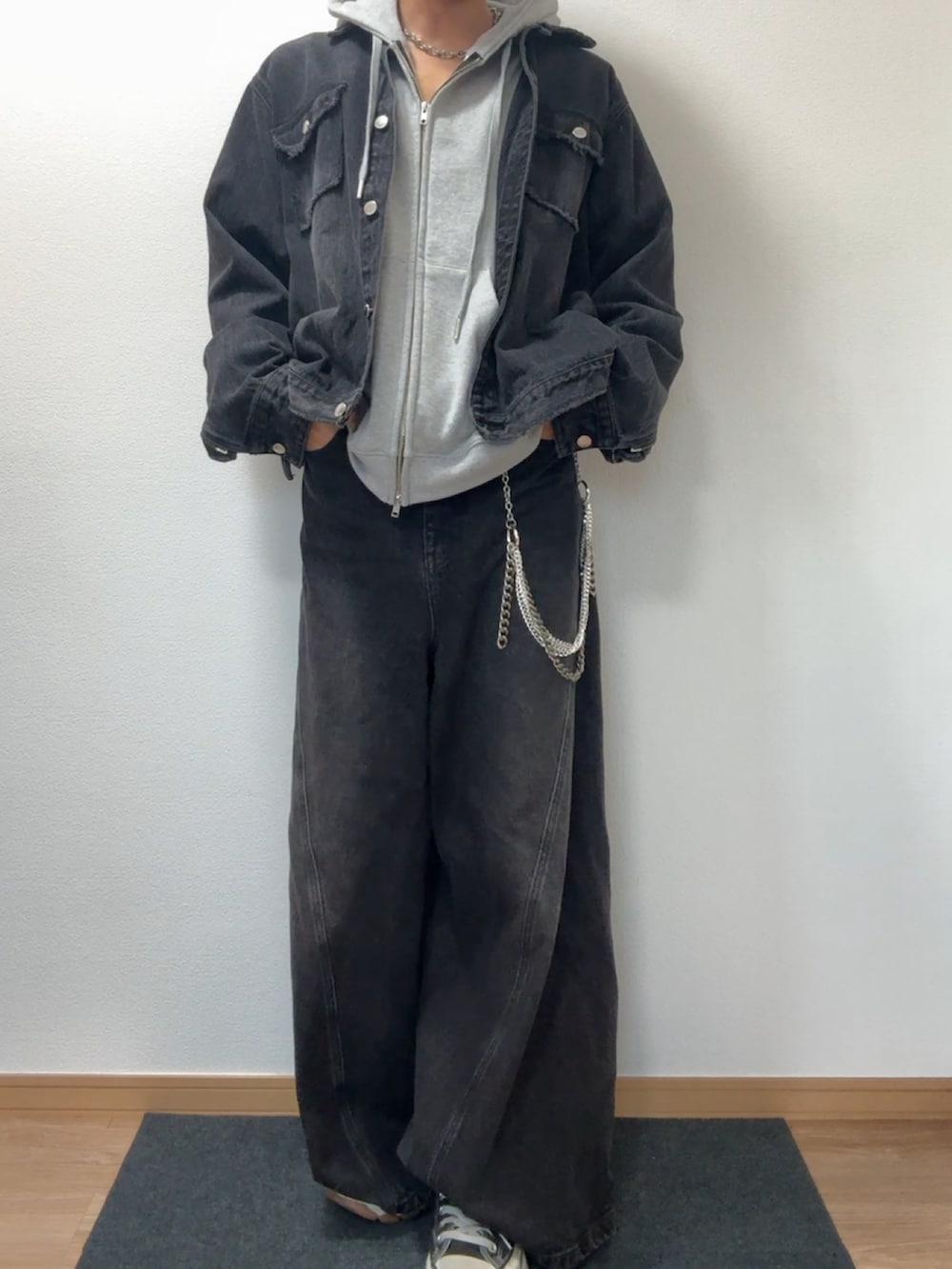 ブラック系のデニムパンツ、ブラック系のデニムジャケット、ブラック系のスニーカーを着用したメンズの春コーディネートの3枚目の写真