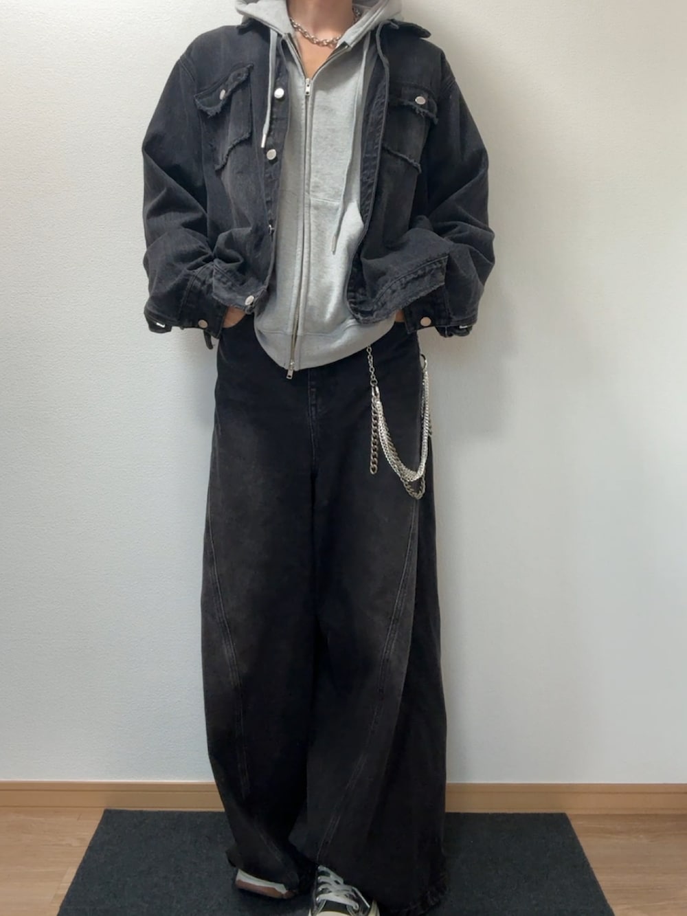 ブラック系のデニムパンツ、ブラック系のデニムジャケット、ブラック系のスニーカーを着用したメンズの春コーディネートの2枚目の写真