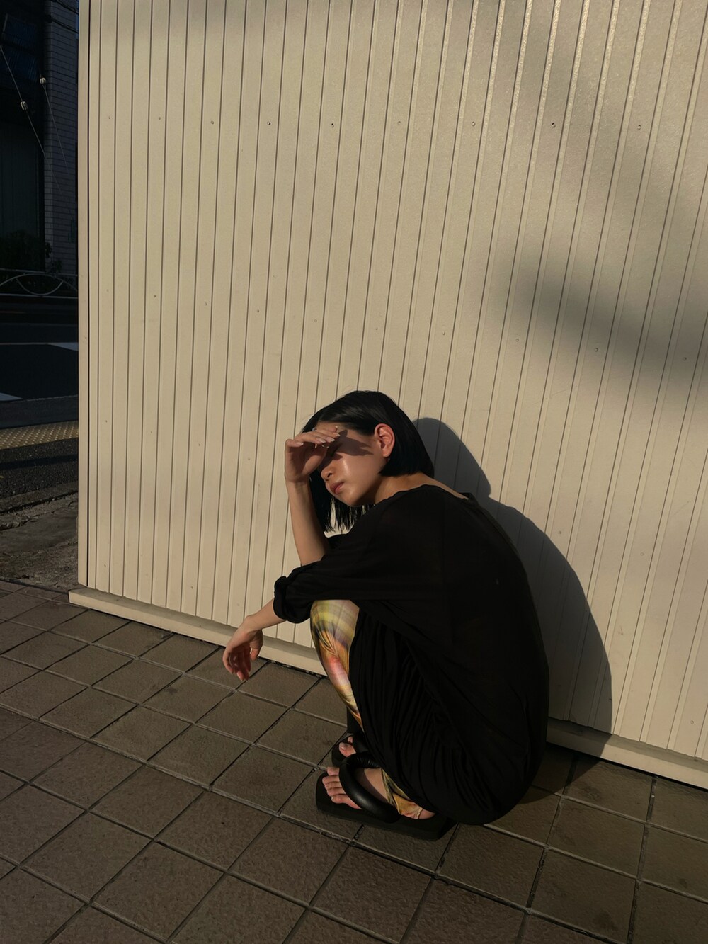 ブラック系のサンダル、ブラック系のワンピースを着用したレディースの夏コーディネートの2枚目の写真