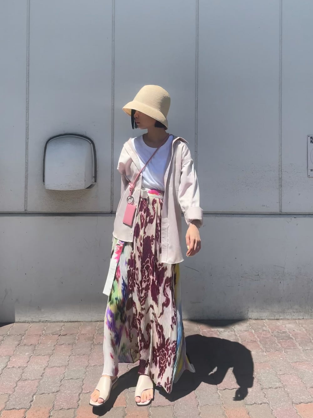 ピンク系のシャツ/ブラウス、その他のスカート、ベージュ系のハットを着用したレディースの夏コーディネートの2枚目の写真