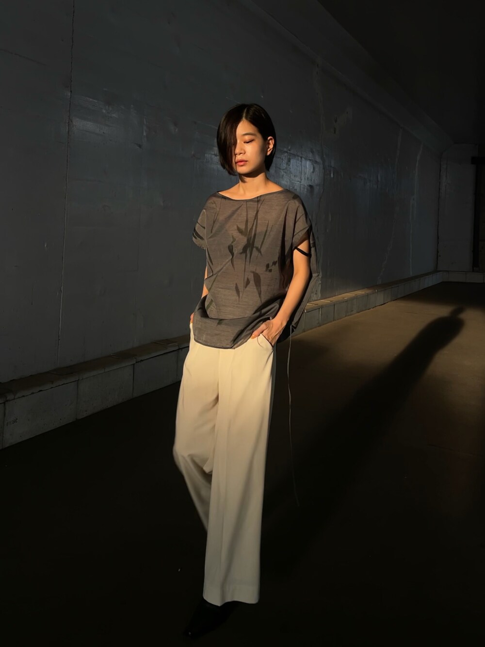 グレー系のTシャツ/カットソーを着用したレディースの夏コーディネートの2枚目の写真