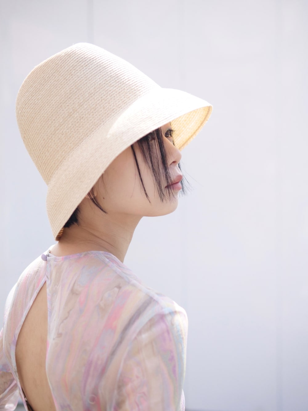 ピンク系のワンピース/ドレス、ベージュ系のハットを着用したレディースの夏コーディネートの2枚目の写真