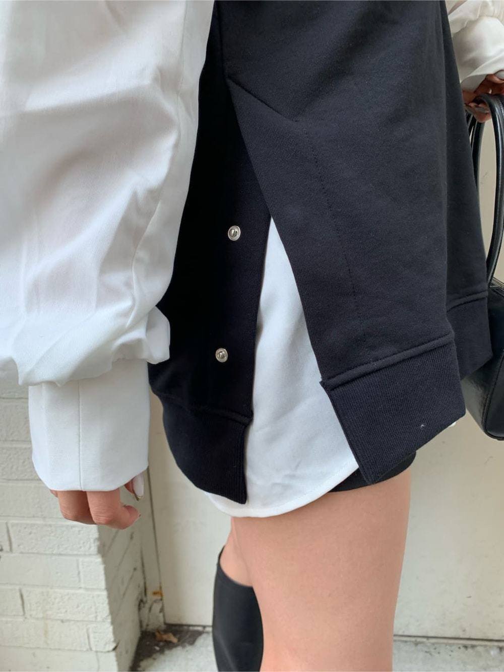 ブラック系のボストンバッグ、ホワイト系のシャツ/ブラウス、ブラック系のその他パンツを着用したレディースの春コーディネートの5枚目の写真