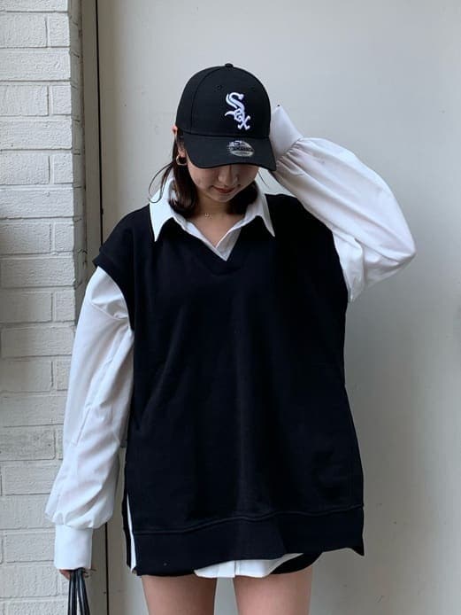 ブラック系のボストンバッグ、ホワイト系のシャツ/ブラウス、ブラック系のその他パンツを着用したレディースの春コーディネートの4枚目の写真