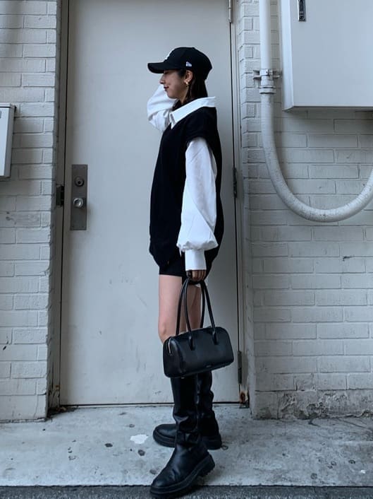 ブラック系のボストンバッグ、ホワイト系のシャツ/ブラウス、ブラック系のその他パンツを着用したレディースの春コーディネートの2枚目の写真