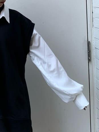 ブラック系のボストンバッグ、ホワイト系のシャツ/ブラウス、ブラック系のその他パンツを着用したレディースの春コーディネートの7枚目の写真