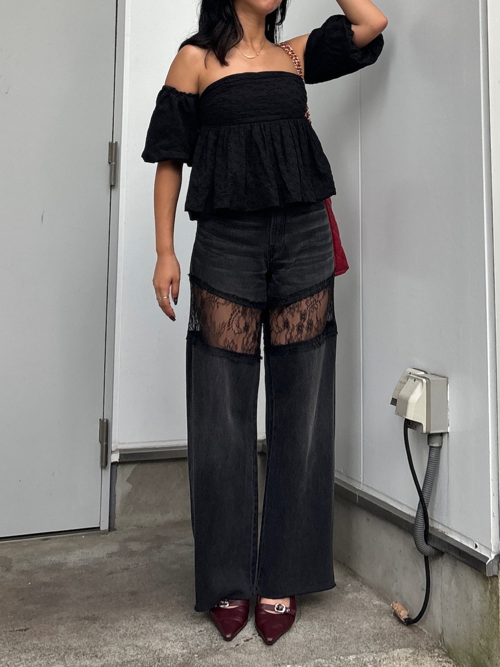 ブラック系のデニムパンツ、ブラック系のシャツ/ブラウス、レッド系のパンプスを着用したレディースの夏コーディネートの2枚目の写真