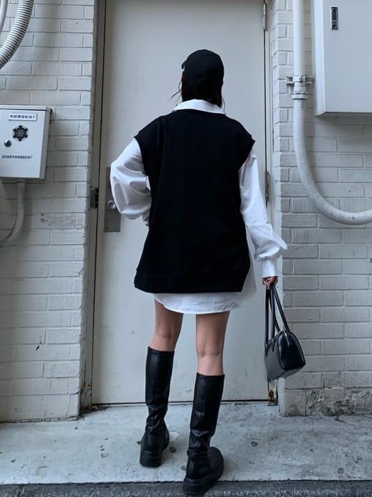 ブラック系のボストンバッグ、ホワイト系のシャツ/ブラウス、ブラック系のその他パンツを着用したレディースの春コーディネートの3枚目の写真