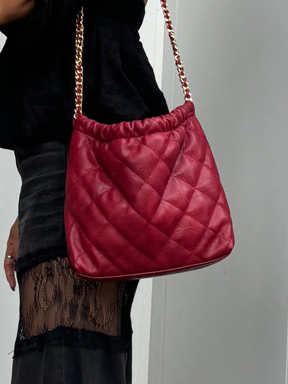 ブラック系のデニムパンツ、ブラック系のシャツ/ブラウス、レッド系のパンプスを着用したレディースの夏コーディネートの6枚目の写真