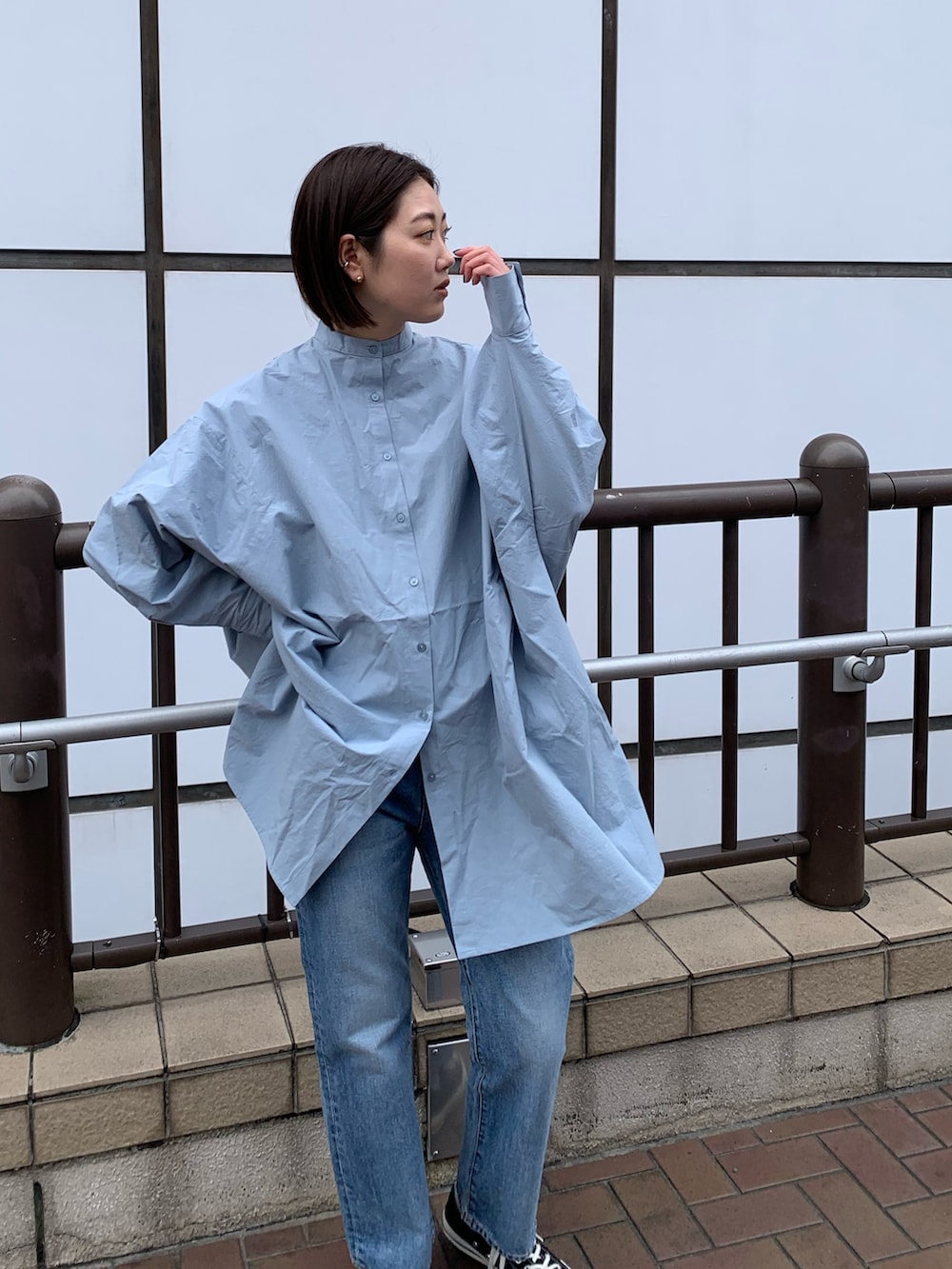 ブルー系のシャツ/ブラウス、ブルー系のニット/セーター、ブルー系のデニムパンツを着用したレディースの春コーディネートの5枚目の写真