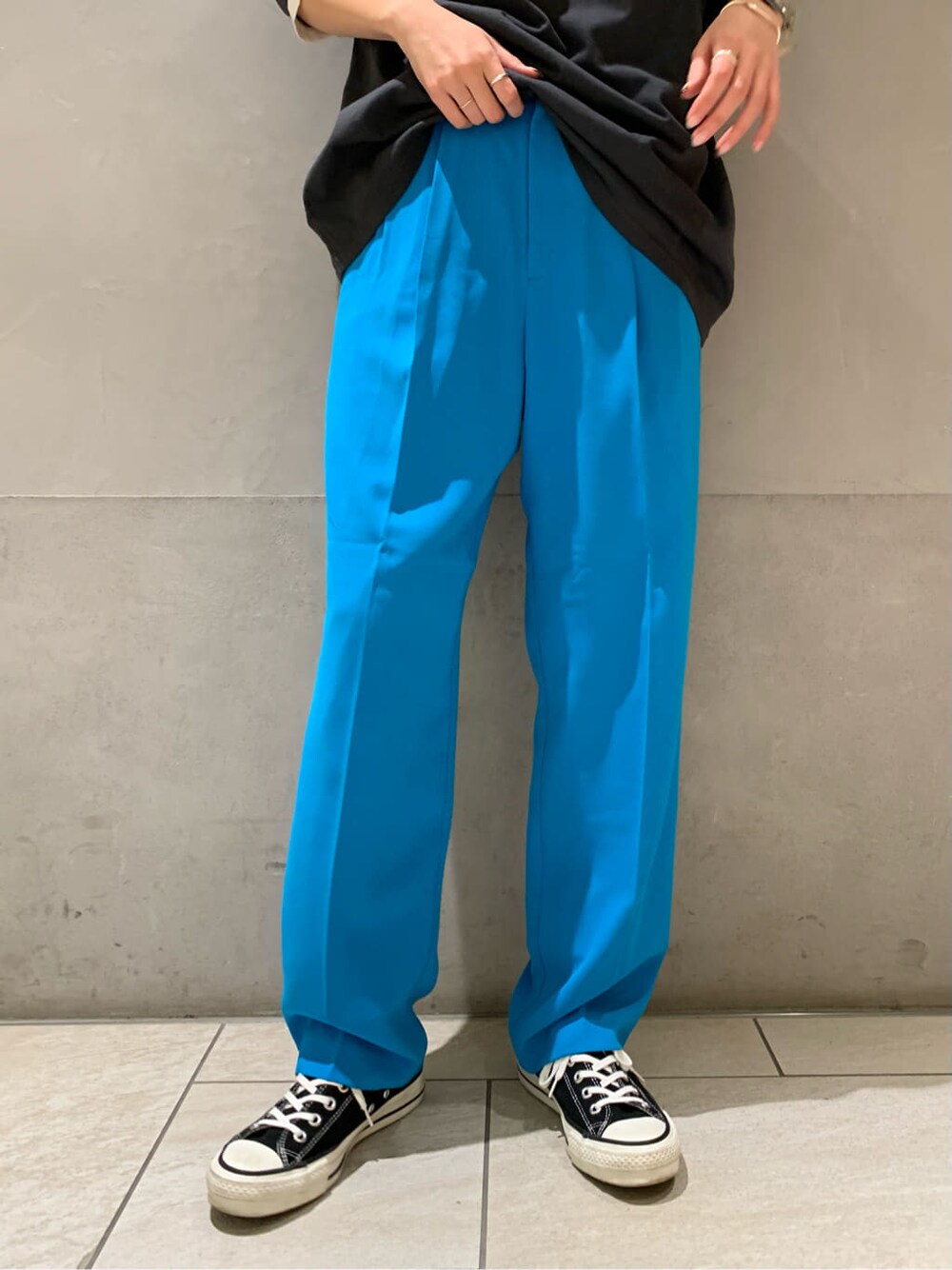 ブルー系のスラックス、グレー系のTシャツ/カットソーを着用したレディースの冬コーディネートの6枚目の写真