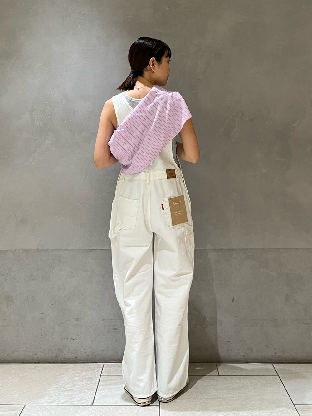 その他のシャツ/ブラウス、ホワイト系のつなぎ/オールインワンを着用したレディースの春コーディネートの4枚目の写真