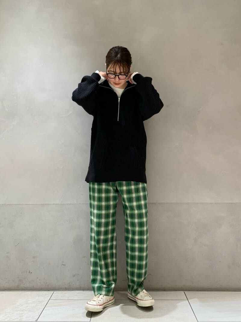 ブラック系のニット/セーター、ホワイト系のTシャツ/カットソー、グリーン系のその他パンツを着用したレディースの秋コーディネートの2枚目の写真