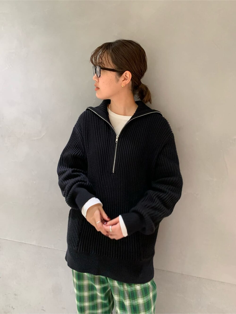 ブラック系のニット/セーター、ホワイト系のTシャツ/カットソー、グリーン系のその他パンツを着用したレディースの秋コーディネートの4枚目の写真