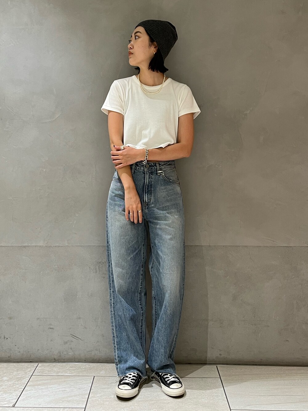 ホワイト系のTシャツ/カットソー、ブルー系のデニムパンツを着用したレディースの夏コーディネートの2枚目の写真