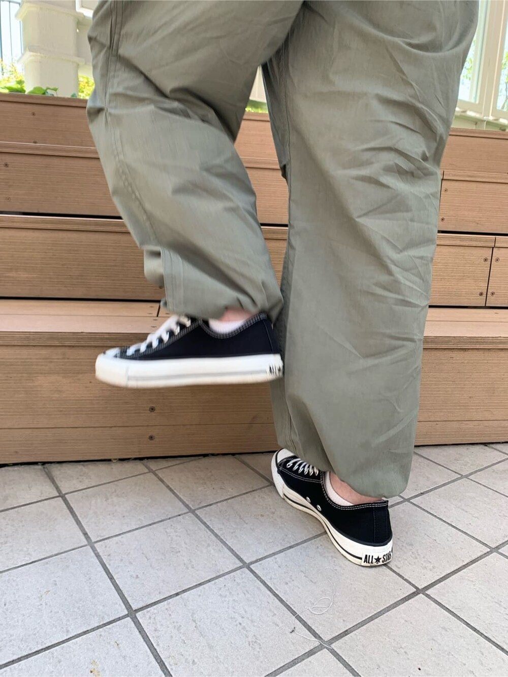 グレー系のTシャツ/カットソー、ベージュ系のその他パンツを着用したレディースの春コーディネートの4枚目の写真