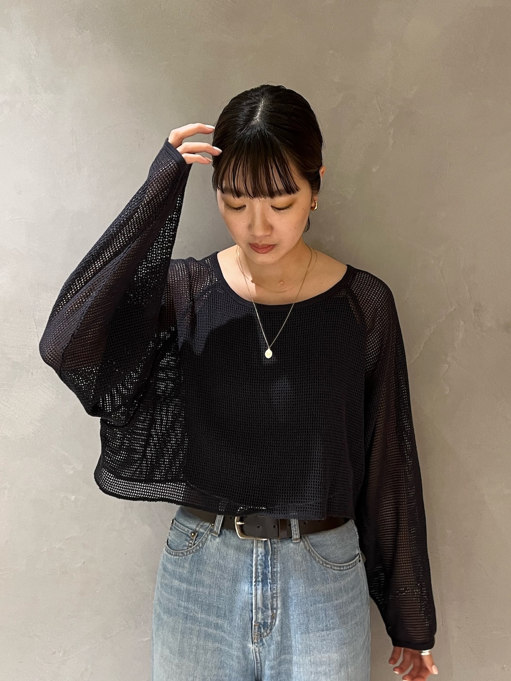 グレー系のTシャツ/カットソー、ブルー系のデニムパンツを着用したレディースの春コーディネートの4枚目の写真