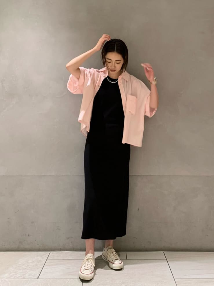 ブラック系のワンピース、ピンク系のシャツ/ブラウスを着用したレディースの夏コーディネートの3枚目の写真