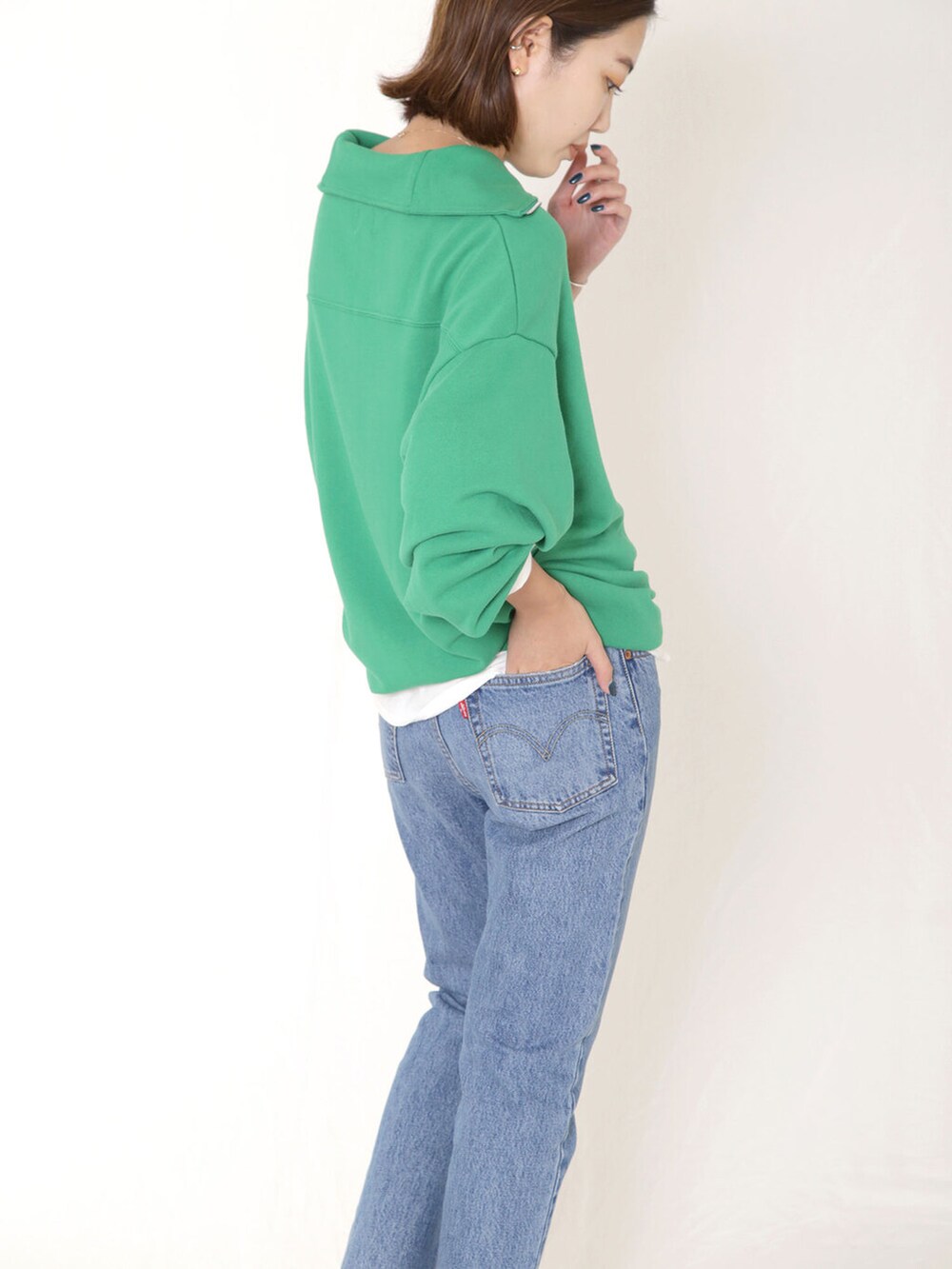 ホワイト系のTシャツ/カットソー、ブルー系のデニムパンツ、グリーン系のスウェットを着用したレディースの秋コーディネートの2枚目の写真