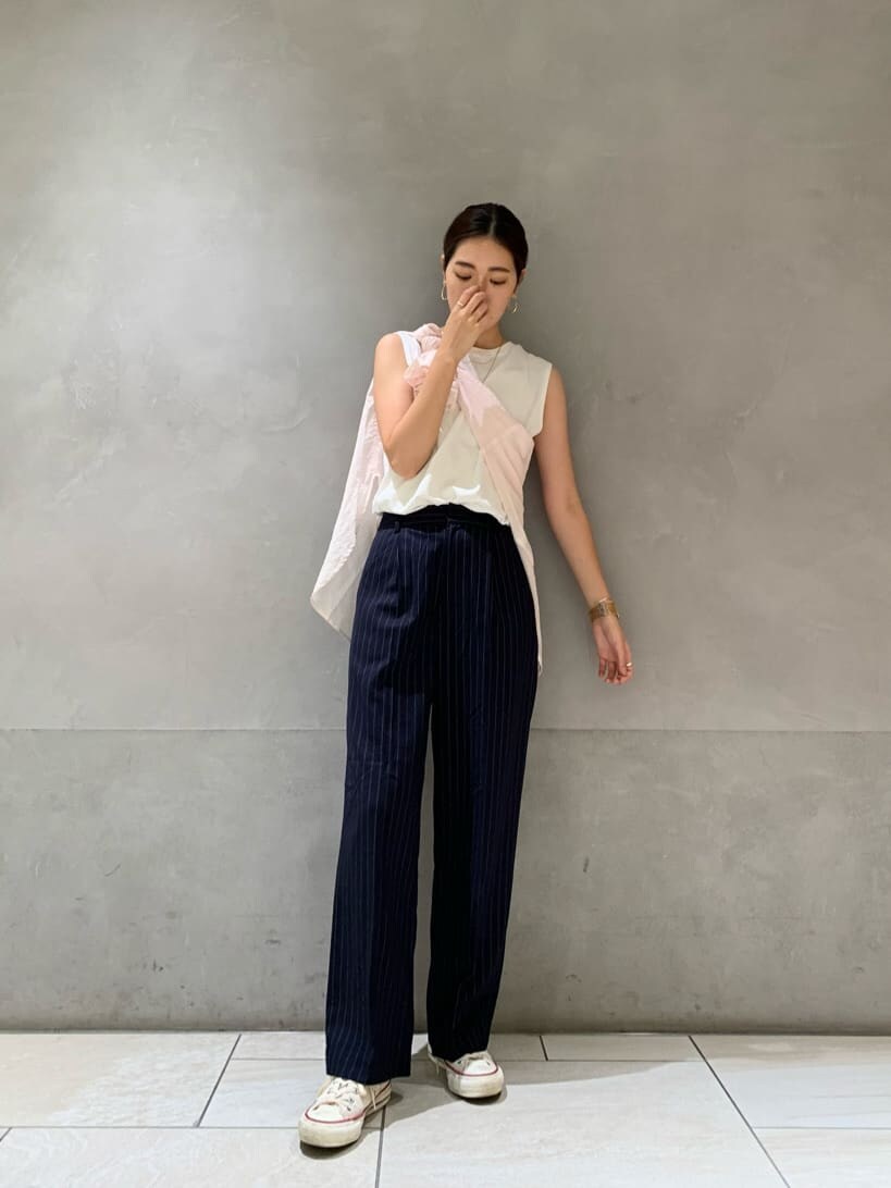 ホワイト系のタンクトップ、ピンク系のシャツ/ブラウス、その他のスラックスを着用したレディースの夏コーディネートの4枚目の写真