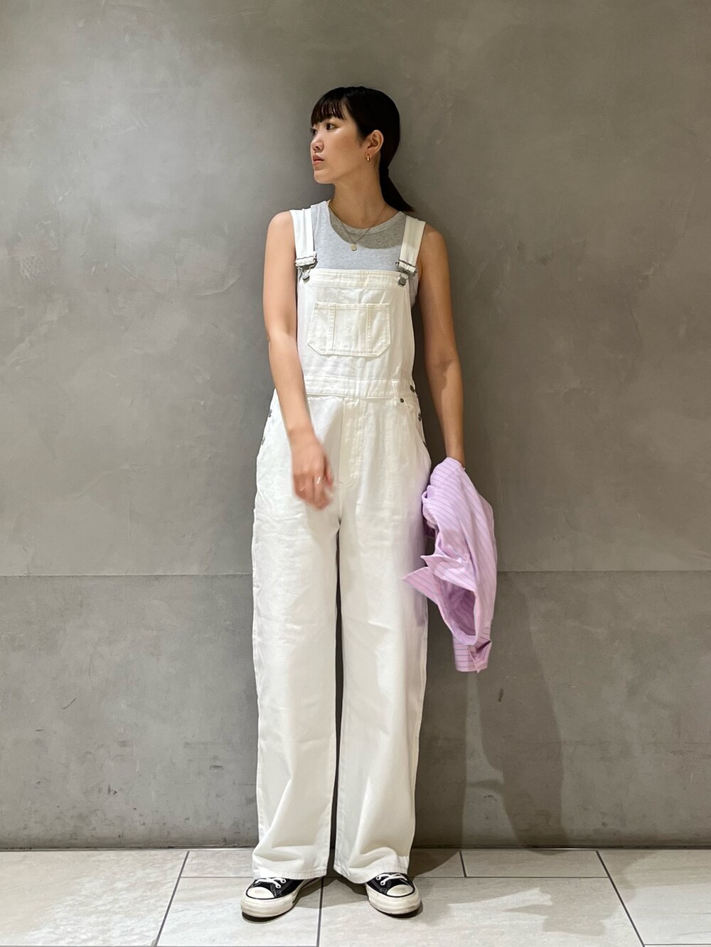 その他のシャツ/ブラウス、ホワイト系のつなぎ/オールインワンを着用したレディースの春コーディネートの5枚目の写真