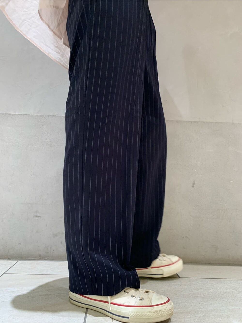 ホワイト系のタンクトップ、ピンク系のシャツ/ブラウス、その他のスラックスを着用したレディースの夏コーディネートの7枚目の写真