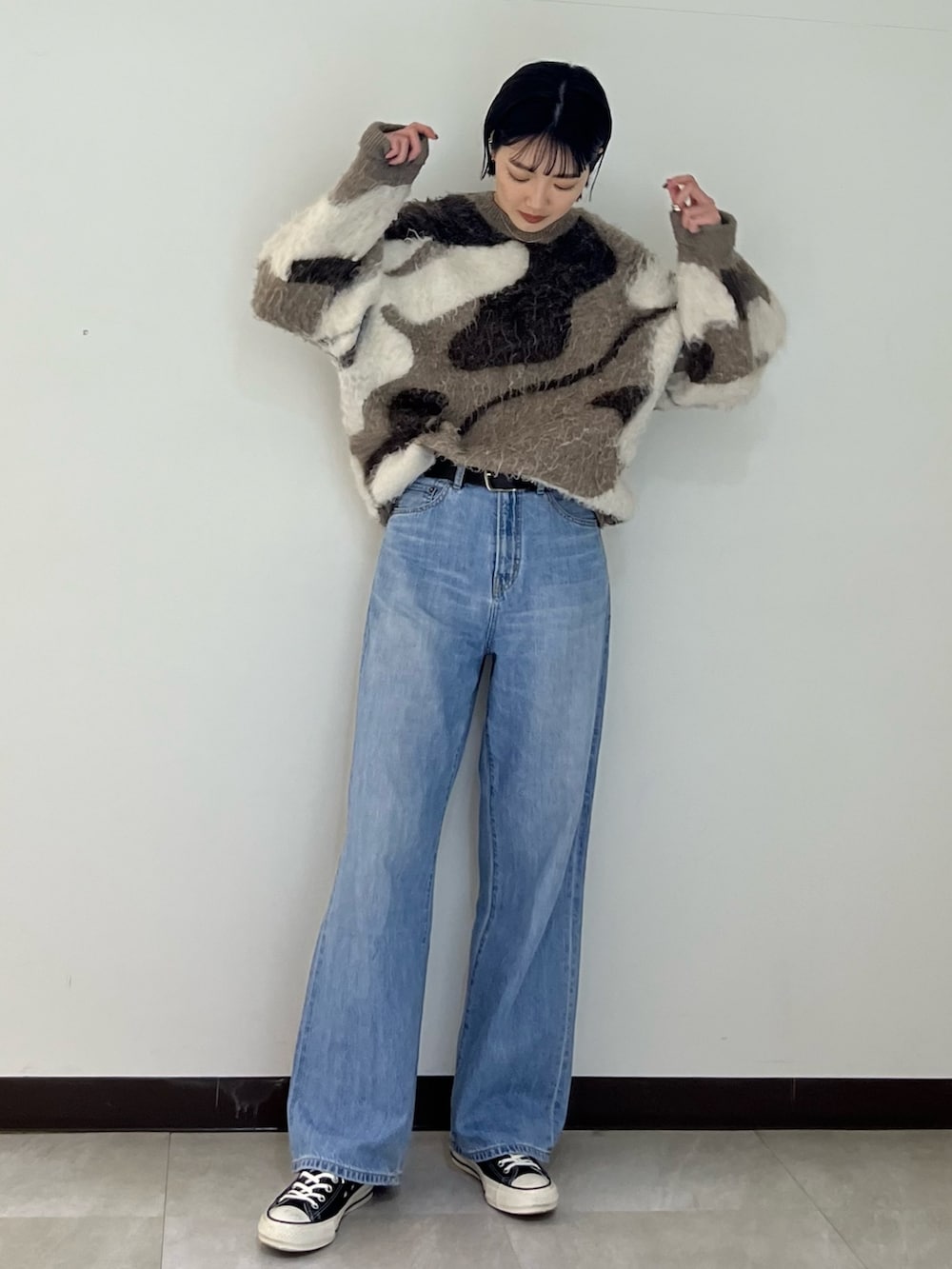 ブルー系のデニムパンツ、ブラウン系のニット/セーターを着用したレディースの冬コーディネートの3枚目の写真