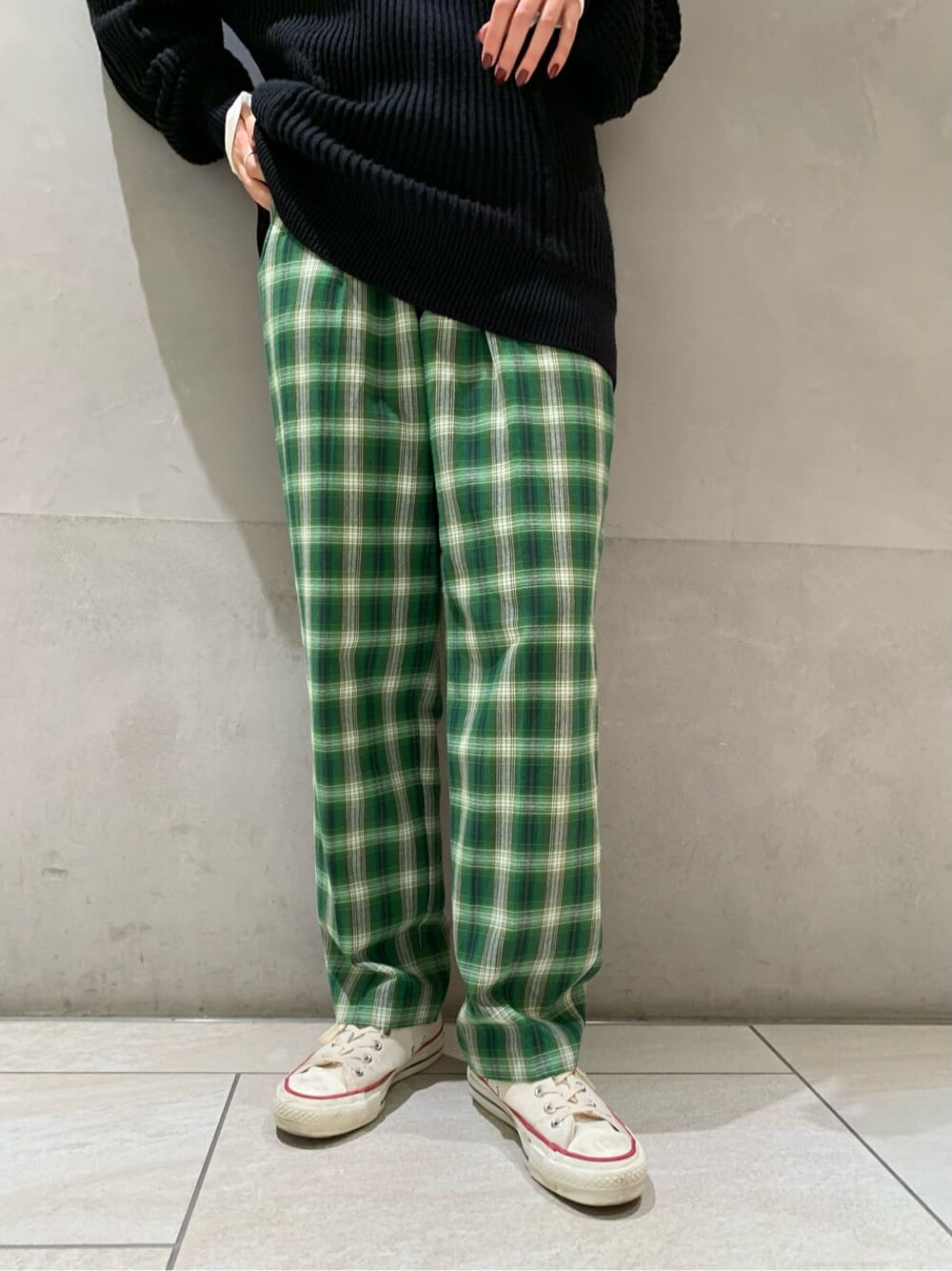 ブラック系のニット/セーター、ホワイト系のTシャツ/カットソー、グリーン系のその他パンツを着用したレディースの秋コーディネートの5枚目の写真