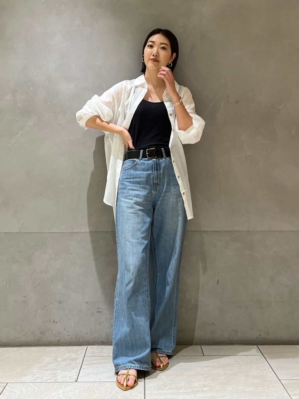 ホワイト系のシャツ/ブラウス、ブルー系のデニムパンツ、ゴールド系のサンダルを着用したレディースの夏コーディネートの5枚目の写真