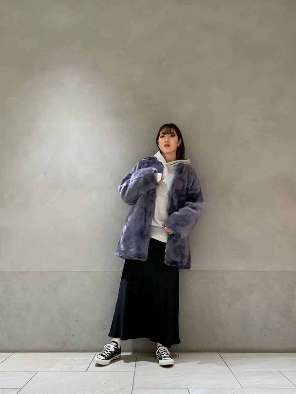 ブルー系のその他アウター、グレー系のパーカーを着用したレディースの冬コーディネートの2枚目の写真