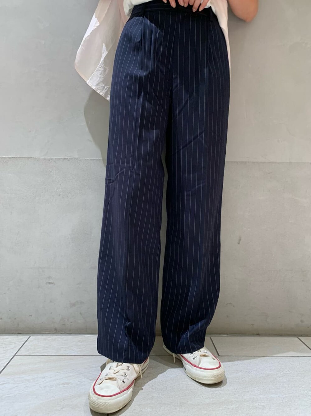 ホワイト系のタンクトップ、ピンク系のシャツ/ブラウス、その他のスラックスを着用したレディースの夏コーディネートの6枚目の写真