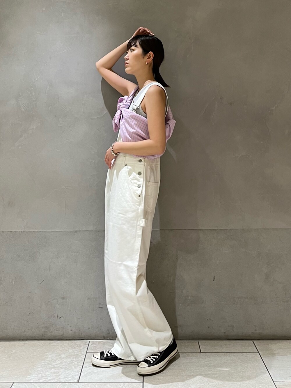 その他のシャツ/ブラウス、ホワイト系のつなぎ/オールインワンを着用したレディースの春コーディネートの3枚目の写真